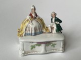 Cumpara ieftin Bomboniera din portelan vechi german prevazuta cu capac avand doua personaje de epoca, marcaj 20369, Decorative
