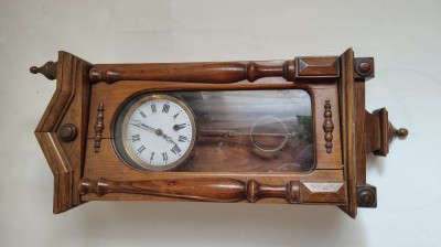 Ceas de perete cu pendul foto