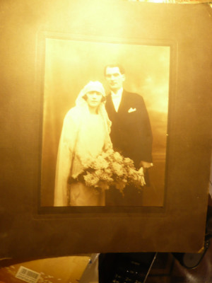 Fotografie veche de nunta pe carton , dim.= 30x34 cm foto