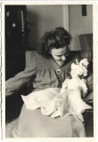P3009N T&acirc;nără cu păpușă, studio W Weiss, București, 1944