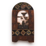 Regina Maria poz&acirc;nd &icirc;n fața unei troițe, fotografie tip carte poștală