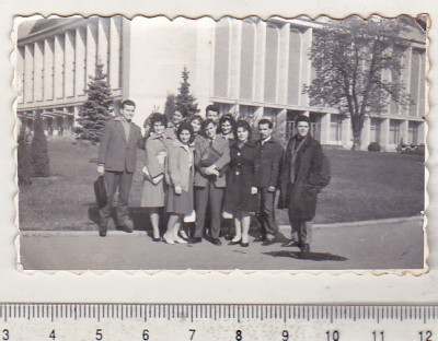 bnk foto - Bucuresti - Grup langa Sala Palatului - anii `70 foto