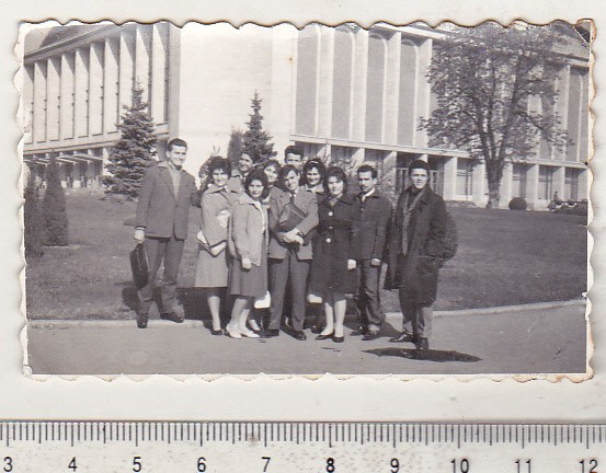 bnk foto - Bucuresti - Grup langa Sala Palatului - anii `70