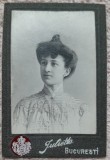 Fotografie pe carton, femeie cu parul strans, 1904