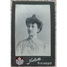Fotografie pe carton, femeie cu parul strans, 1904