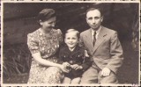 P1141 Mic străjer, &icirc;mpreună cu tatăl său, profesor Eugen Pascu de la Liceul &bdquo;Mihai Viteazul&rdquo; din Turda și mama sa, 1940