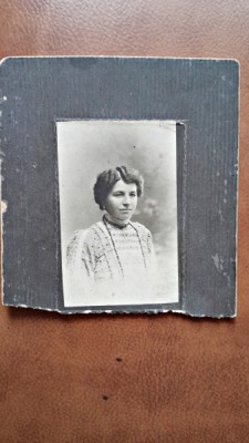 Fotografie pe carton, femeie inceput de secol XX foto