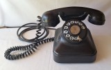Telefon fix cu disc - aparat vechi din ebonita, probabil fabricat in Romania la uzina Grigore Preoteasa din Bucuresti, piesa de colectie - decor