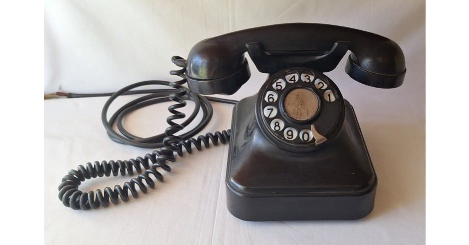 Telefon fix cu disc - aparat vechi din ebonita, probabil fabricat in ...