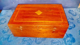 E334-Caseta veche lemn furnir si intarsia anii 1900. Marimi: 28/ 18/ 11 cm.