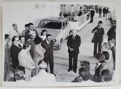 OFICIAL TINAND O CUVANTARE LA DESCHIDEREA MAGAZINULUI I.D.M.S. DIN BUCURESTI , SOSEAUA COLENTINA , BLOC 64 , FOTOGRAFIE , 18 MAI 1977 foto