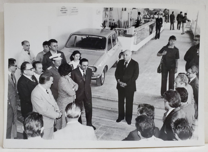 OFICIAL TINAND O CUVANTARE LA DESCHIDEREA MAGAZINULUI I.D.M.S. DIN BUCURESTI , SOSEAUA COLENTINA , BLOC 64 , FOTOGRAFIE , 18 MAI 1977