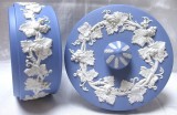 CASETA / BOMBONIERA PORTELAN WEDGWOOD BLUE JASPERWARE DECOR VITA DE VIE CU STRUGURI 12.5 CM