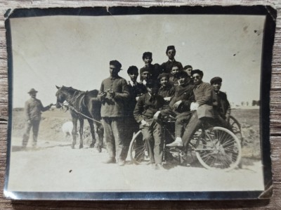 Tineri cu bicicleta si caruta trasa de cal// Romania, inceput sec. XX foto