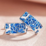 Cercei delicati cu model floral argintii si email albastru