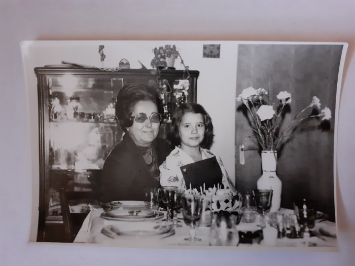 Fotografie dimensiune CP cu femeie și fată la masă