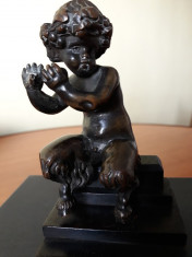 Statueta bronz, faun copil cantand la flaut invizibil foto