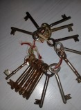 lot 15 chei Originale pentru usi de epoca,usi lemn casa,porti,chilere,crame