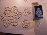LOT de 3 macrameuri (mileuri) - (1 buc. diam. 23 cm si 2 buc. diam. 9 cm), cadou o caseta din sticla