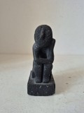 Statuetă de colecție G&acirc;nditorul Cicladic (Cycladic Thinker) &ndash; piatră neagră, 11cm