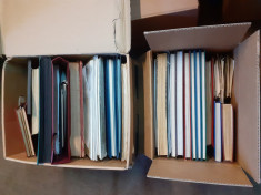 Doua cutii mari pline cu materiale filatelice, mii si mii de timbre in clasoare foto