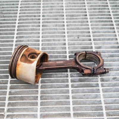 Piston VOLVO S60 I 2007 OEM: 30750666 foto
