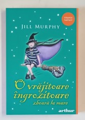 O VRAJITOARE INGROZITOARE ZBOARA LA MARE , text si ilustratii de JILL MURPHY , 2023