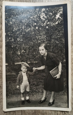 Domnisoara cu copil, Romania interbelica// foto tip CP foto