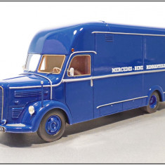 Macheta Mercedes-Benz O3500 Race Car Transporter 1:43 NEO