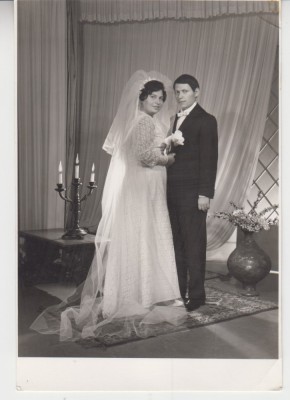 M1 A 27 - FOTO - Fotografie foarte veche - miri fericiti - anii 1970 foto