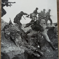 Soldati in timpul luptei// fotografie propaganda comunista