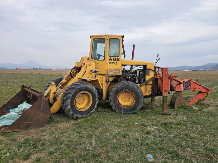 Vola, incarcator frontal 15t cu brat de buldoexcavator pe spate sau schimb auto