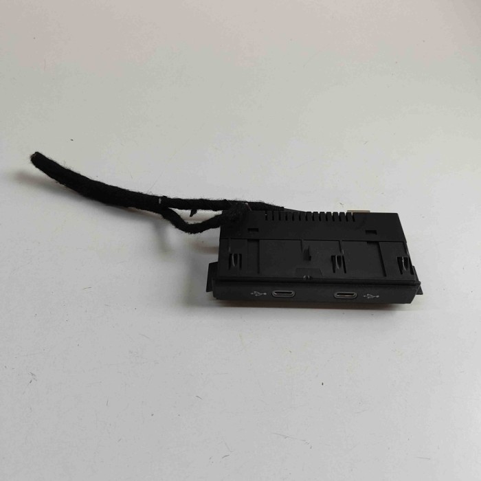 USB VW TAYRON R41 2024 OEM: 5NA035700 | 32381330