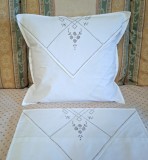 Set 2 Fete de pernuta, Vintage din bumbac cu broderie manuala aplicata.