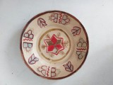 Farfurie ceramica, anii 80, lucrata manual, 19cm diametru, cu gauri pentru agatatoare
