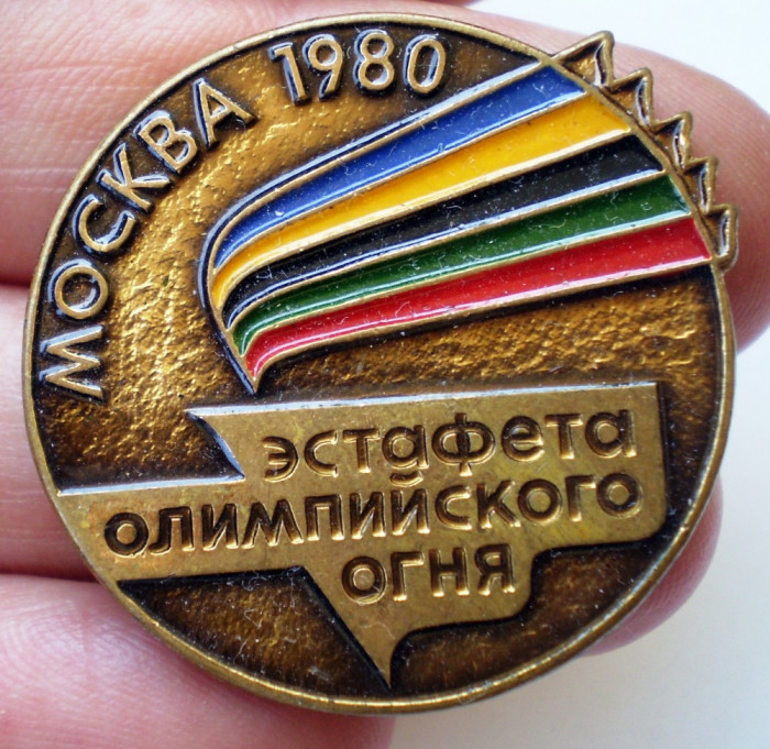 I.495 INSIGNA RUSIA URSS OLIMPIADA MOSCOVA 1980 ATLETISM STAFETA 31mm