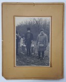 Fotografie Vanatoare Iepuri 1938: Vanator si Haitas - 12x17cm (cu Paspartu 22x27cm)