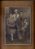 AB FOTO CABINET 224 - FAMILIE IN TINUTA DE EPOCA-ELEV TINUTA STRAJERIE -TABLOU