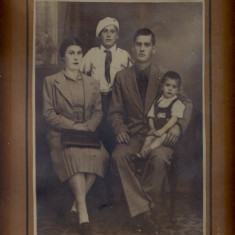 AB FOTO CABINET 224 - FAMILIE IN TINUTA DE EPOCA-ELEV TINUTA STRAJERIE -TABLOU