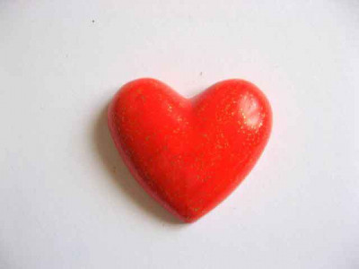 Magnet sub forma de inima de culoare rosie, decoratiune magnet din ipsos 17077 foto