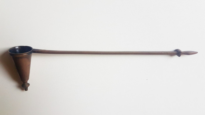 F77-Stingator Lumanari vechi bronz. Lungime 24.5/inaltime 6 cm.