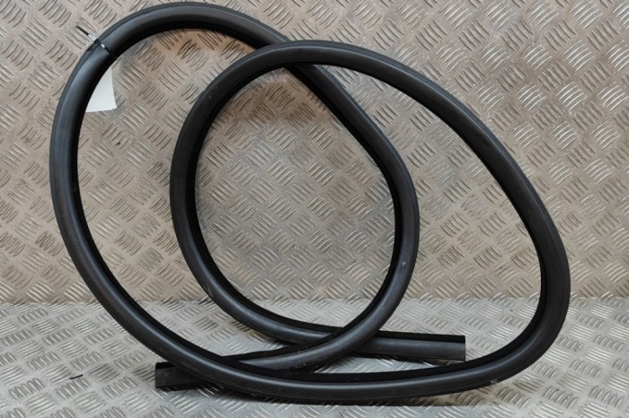 Garnitura ușă dreapta față LAND ROVER RANGE ROVER VELAR L560 2018 OEM: J8A2-20708-A | 23056052
