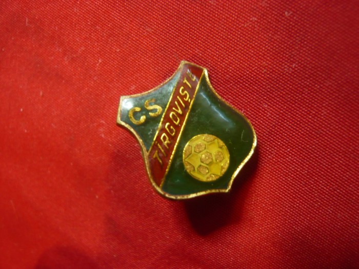 Insigna veche de Fotbal- CS Targoviste , metal si email ,h=1,7cm