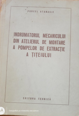 &amp;Icirc;ndrumătorul mecanicului din atelierul de montare a pompelor de extracție foto