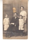 M1 F34 - FOTO - fotografie foarte veche - invatator cu familia - 1920, Romania 1900 - 1950