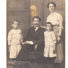 M1 F34 - FOTO - fotografie foarte veche - invatator cu familia - 1920