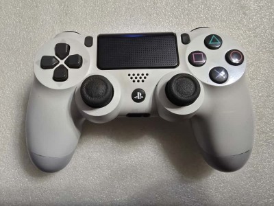 Controller Sony DualShock 4 V2 pentru Playstation 4 (PS4), alb - poze reale foto
