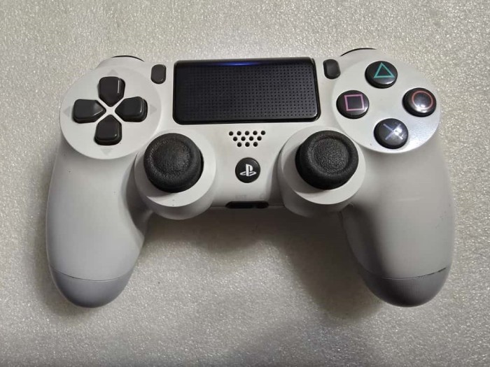 Controller Sony DualShock 4 V2 pentru Playstation 4 (PS4), alb - poze reale