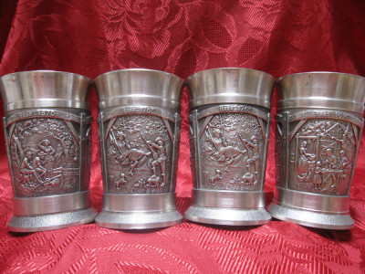 SET PAHARE VIN DIN ZINC CU MODEL VINTAGE IN RELIEF 11 CM foto