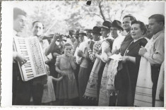 B444 Fotografie petrecere lautari nunta poza veche interbelica romaneasca foto